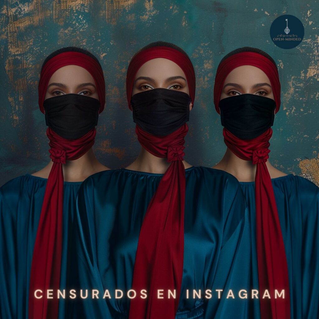 Tres mujeres idénticas con turbantes rojos y máscaras negras, en túnicas azules, frente a un fondo texturizado dorado y azul, con el texto ‘CENSURADOS EN INSTAGRAM’ en la parte inferior.