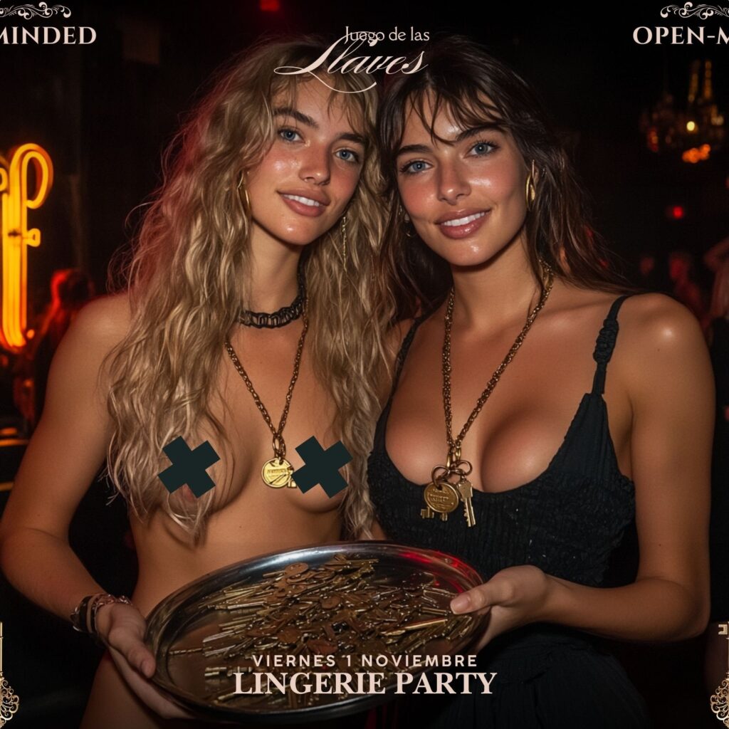 Dos mujeres sosteniendo una bandeja con llaves en el evento “Juego de las Llaves” en la Ultimate Lingerie Party en OPEN-MINDED.club.