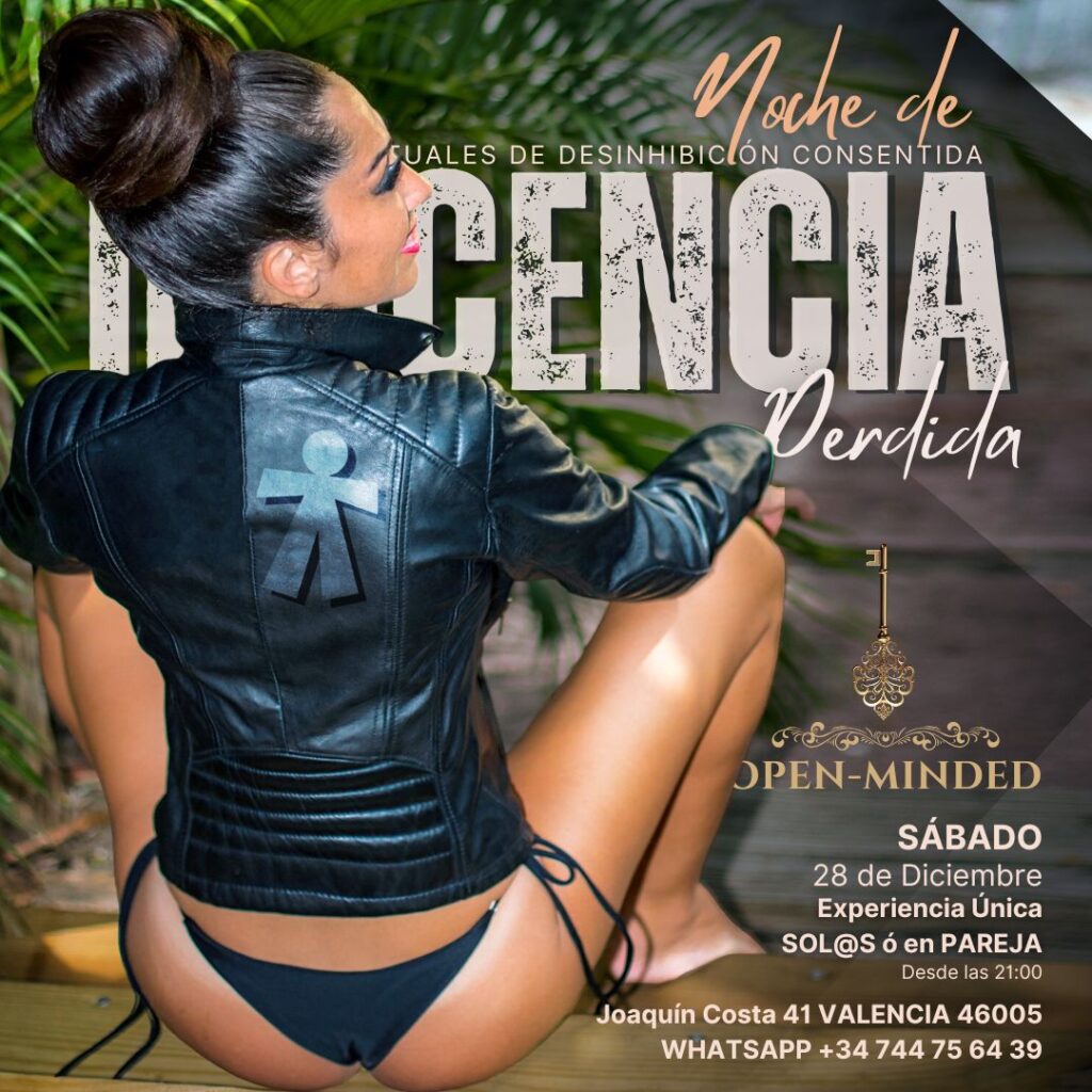 Mujer en bikini y chaqueta de cuero con un diseño distintivo en la espalda, sentada en un entorno tropical, promoción de la fiesta swinger “Inocencia Perdida” en Open-Minded Club Valencia.