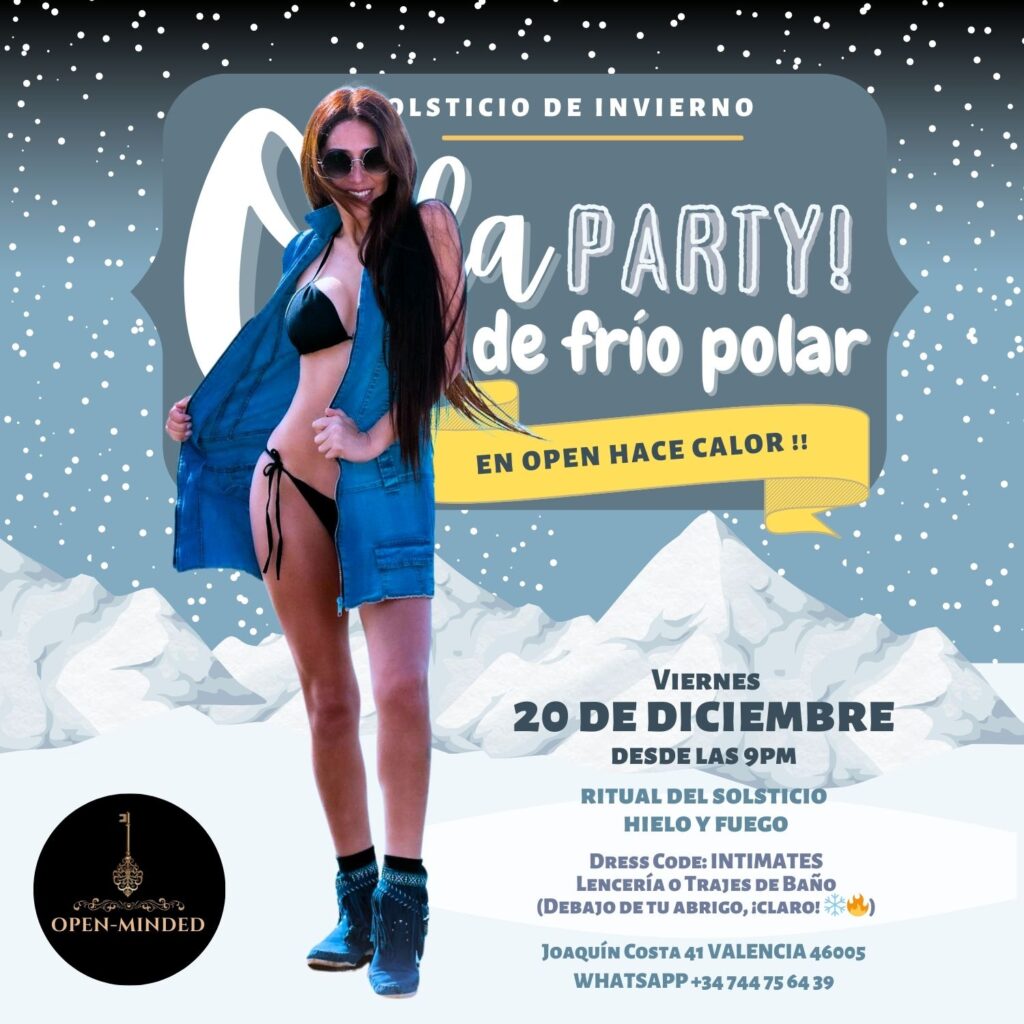 Mujer en bikini y chaleco, lista para la celebración del Solsticio de Invierno en Open-Minded Club.